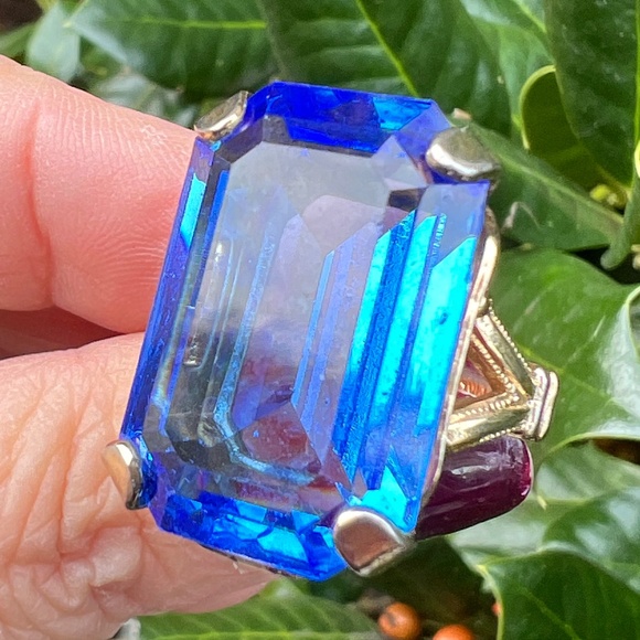 VINTAGE 14K GOLD PLATED HUGE EMERALD STEP CUT VIVID BLUE GLASS RING STATEMENT
